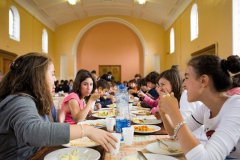 北京食堂承包公司調(diào)查國外學校食堂主要經(jīng)營管